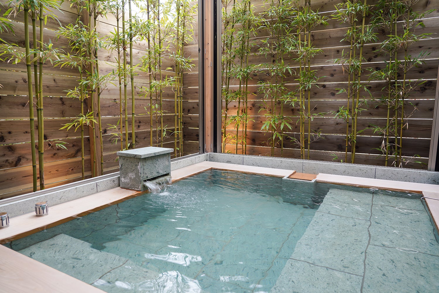 THE BASE GLAMPING YUGAWARA 温泉露天風呂 スイートキャビン