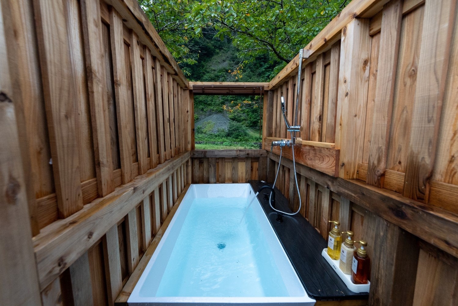 SPRINGS VILLAGE 足柄・丹沢温泉リゾート＆グランピング 温泉 半露天風呂